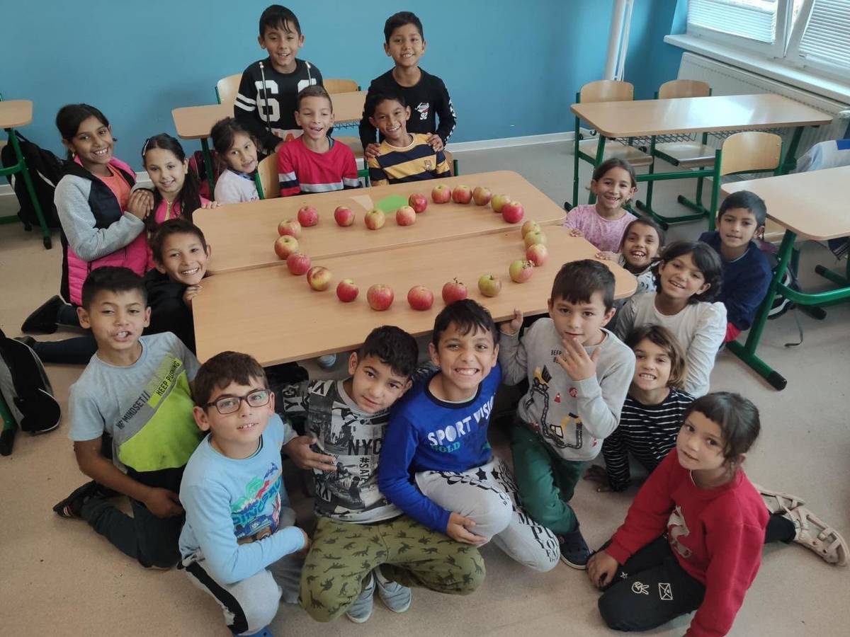 Deň jabĺk ????    Jedna ľudová múdrosť hovorí:     ,,Každý deň jablko, od lekára ďaleko.”     Aj také zdravé ovocie, ako jablko, má svoj medzinárodný deň.