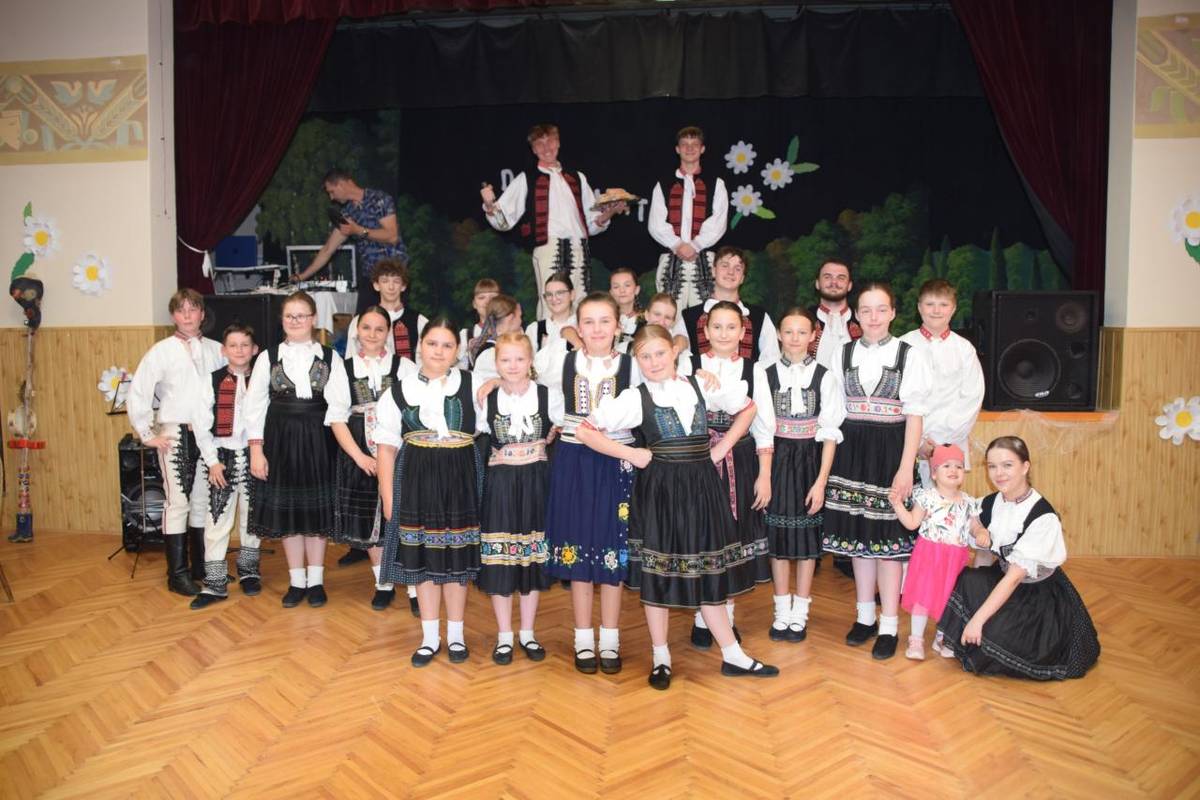 Druhá májová nedeľa patrí tradične našim mamičkám a starým mamičkám, preto sme sa stretli a spolu s deťmi našej MŠ a FS Trúfalci sme im zablahoželali