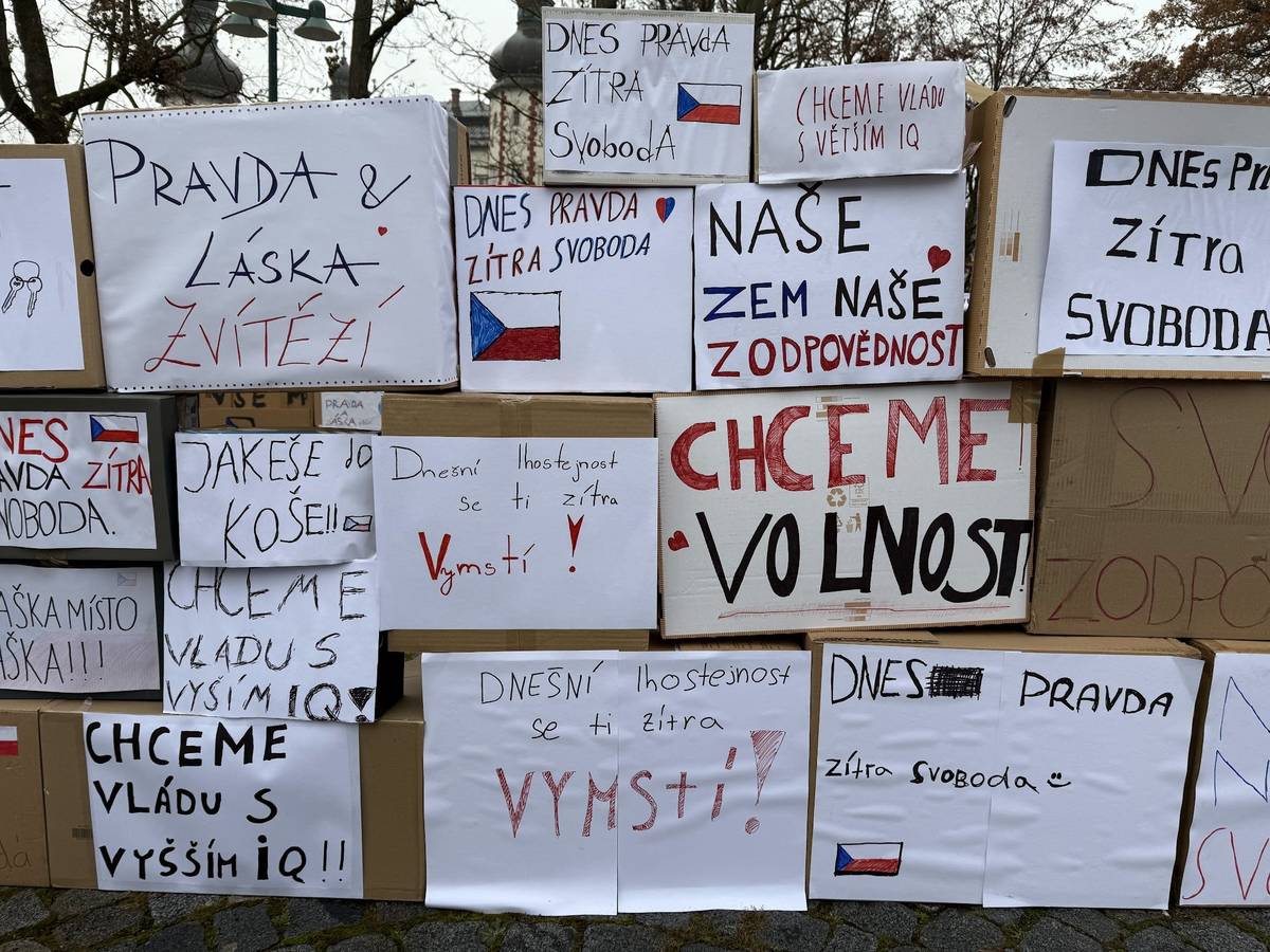 Až do neděle 17. listopadu máte možnost zhlédnout jedinečnou výstavu, kterou pod záštitou starosty města a senátorem Janem Sobotkou vytvořili žáci a studenti místních škol ke vzpomínce na Sametovou revoluci.   Přímo v centru města Vrchlabí jste 14. listopadu mohli potkat snad všechny žáky a studenty místních škol a dokonce i Hostinného nebo Harty s krabicemi a transparenty, přidali se tak k happeningu. Stejně jako studenti v roce 1989, kteří vystavěli v Hradci Králové jeden z nejvýraznějších symbolů sametové revoluce - zeď z papírových krabic, která měla od sebe symbolicky oddělit komunistickou moc reprezentovanou sídlem OV KSČ ve Steinského paláci a okresní národní výbor a bezpečnostní orgány na protější straně náměstí. Krabice byly popsány požadavky a výzvami demonstrujících, vtipnými hesly a různými hláškami.  Obdobnou zeď nyní najdete u nás ve Vrchlabí na náměstí TGM a její zhlédnutí stojí rozhodně za to. Kromě známých sloganů tehdejší doby si na papírových krabicích můžete přečíst i slogany o svobodě tak, jak ji vnímají dnešní studenti.   Kromě pomyslné zdi zde najdete i detailnější pohled na rok 1989. Jedná se o rozšířenou výstavu původní plakátové výstavy 1989: Rok zázraků, která pojednává o pádu komunistického režimu v Československu. Za pomoci ikonických fotografií a plakátů ilustruje kontext tehdejších událostí a postojů. Dobové plakáty a fotografie jsou doplněny faktografií, tehdejším tiskem či vzpomínkami přímých aktérů.