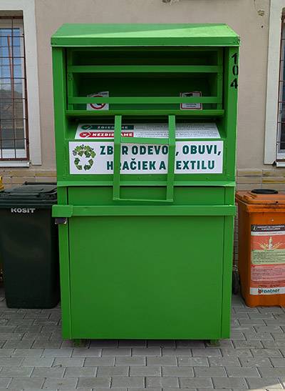 Pri obecnom úrade je umiestnená zberná nádoba na šatstvo a textílie.