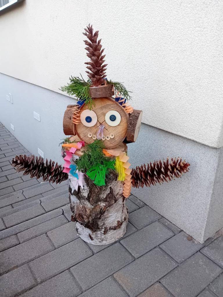 17.října proběhlo u nás ve školce první tvoření s tatínky a dědečky.  Vznikly krásní skřítkové a podzimní tvorové ze dřeva, přírodnin a dalších různých ozdobných věcí, které dodaly výrobkům konečný vzhled. Spolupráce dětí a tatínku či dědečků se moc povedla ????