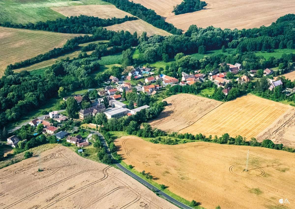 Letecké fotografie obce Kvílice v roce 2024.