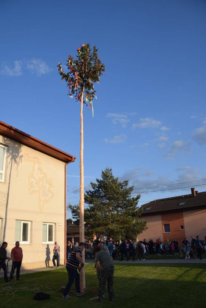 Ako vždy sme stavanie mája zakončili opekačkou a lampiónovým sprievodom