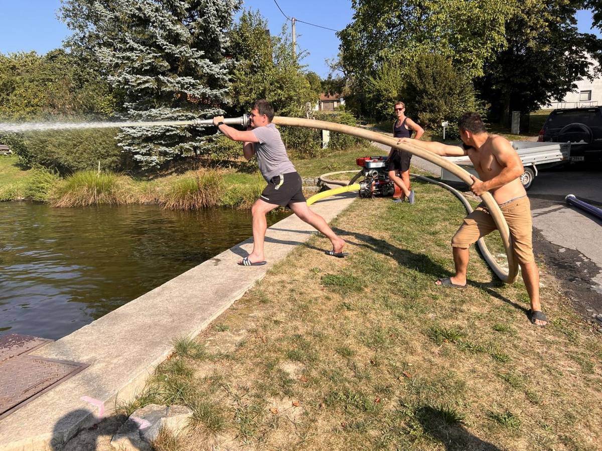 Hasiči pročistili chlíněcký rybník...