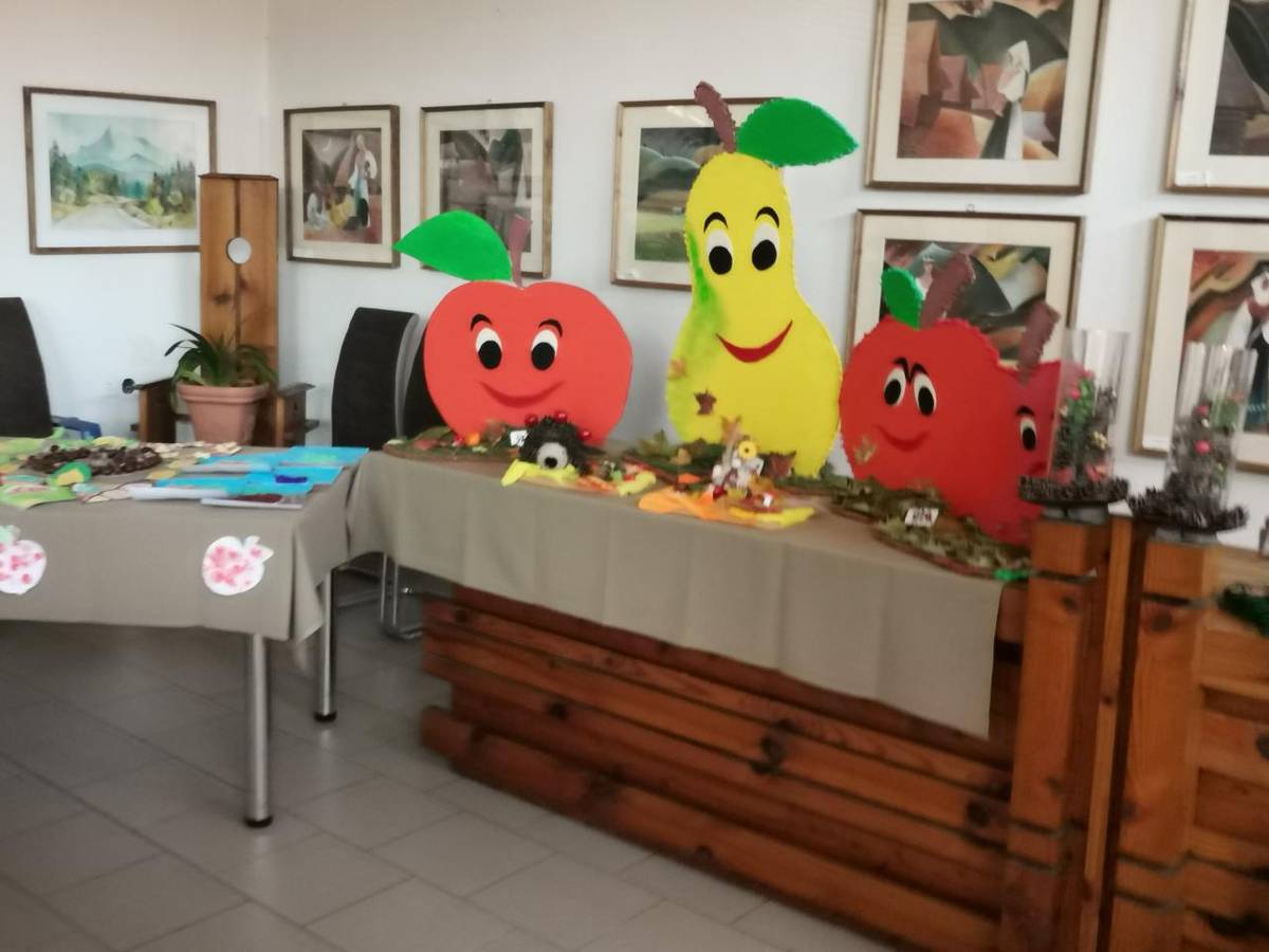 Deti z MŠ navštívili jesennú výstavu na Obecnom úrade, kde obdivovali jesenné plody a práce detí zo ZŠ a MŠ Východná. S pani učiteľkami mohli aj zahlasovať za najkrajšie jabĺčko.