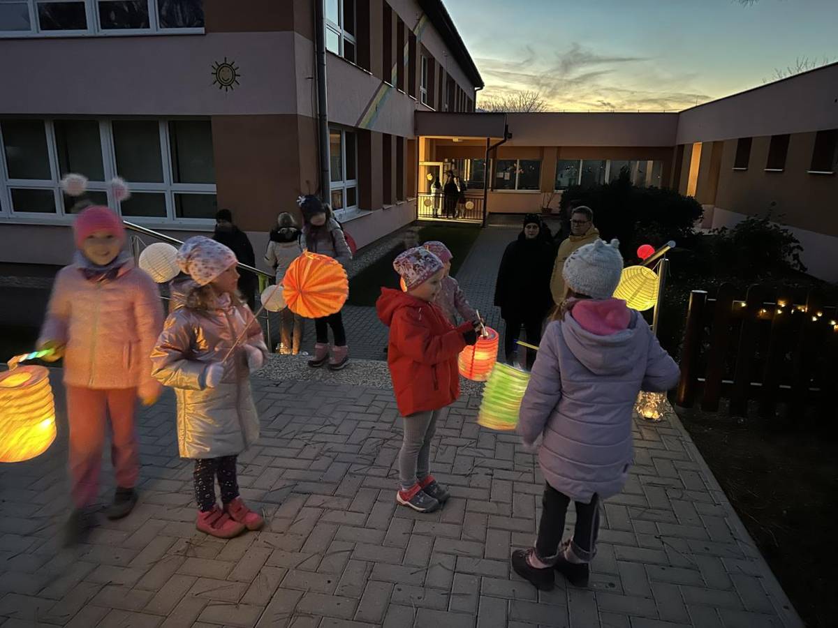 MALÝ BROUČKU, ZAVŘI OČKA, Z NEBE PADÁ PRVNÍ VLOČKA.    ZAHRABEJ SE DO LISTÍ, TO TI TEPLO ZAJISTÍ.    VYSPINKEJ SE TROŠIČKU, NEVYSTRKUJ NOŽIČKU.    AŽ ZAS BUDE SLUNCE HŘÁT, BUDEME SI SPOLU HRÁT.