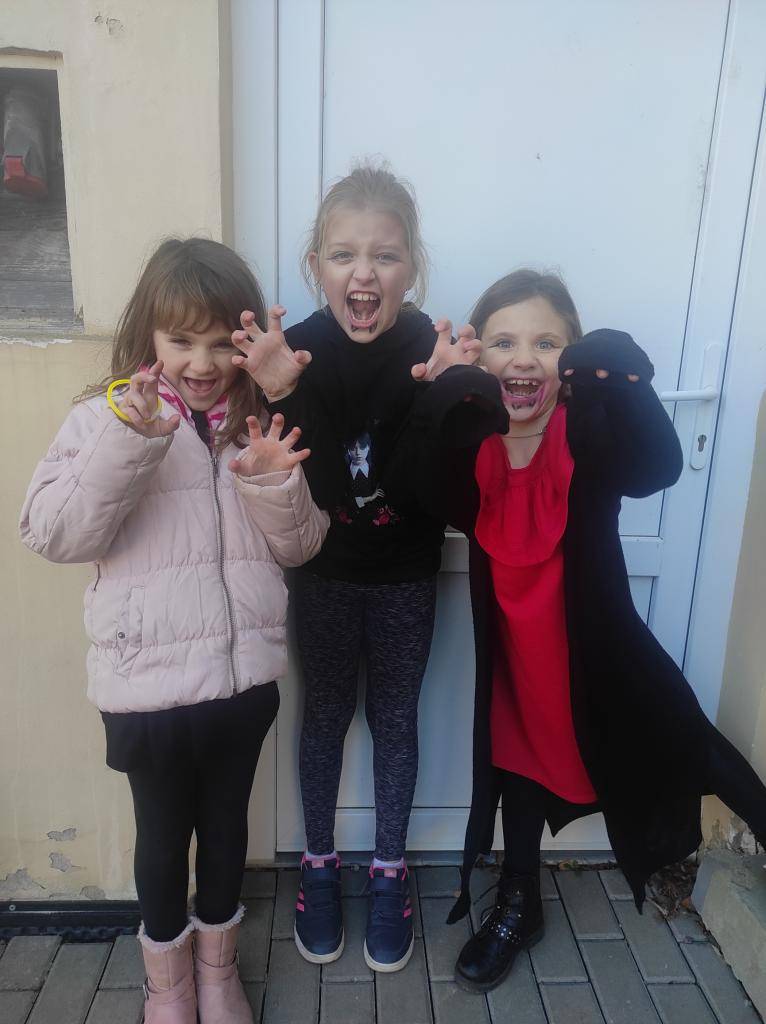 V úterý 5.11. proběhla ve školní družině Halloween párty. Pro děti bylo připraveno mnoho zábavných her. Společně jsme si zatancovali a zamlsali. Všichni si to náramně užili.    Těšíme se na příští rok!