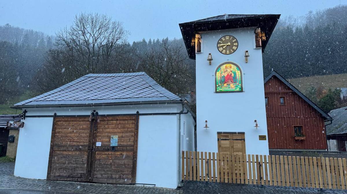 V budově bývalé trafostanice se 15 let nacházel orloj. Majitelka orloje se rozhodla ho odvést. Na jeho místě v roce 2024 vznikla hodinová věž se skleněnou vitráží sv. Kryštofa, patrona všech poutníků a celého Kryštofova Údolí.