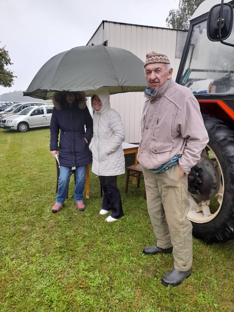 Letošní rybářské závody se uskutečnily stejně jako v loňském roce až v říjnu. Tedy 6.10.2024 na rybníku Šutráku. Počasí nám tentokrát nevyšlo… Ale jak víme, není špatné počasí pro rybáře, je pouze rybář špatně ustrojený…  Akce se líbila, opékání buřtíků nakonec vyšlo. O úlovky nebyla nouze…