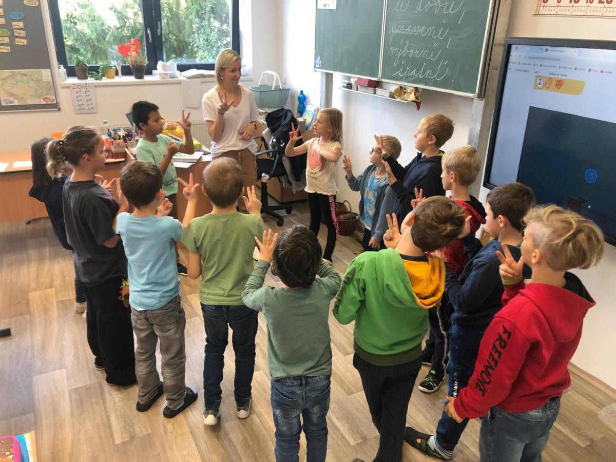 Angličtina hrou - to je naše angličtina v 1. a 2. třídě. Celým školním rokem nás provází veverka Nutty a její kamarádi skřítkové z lesa. Naši nejmladší žáci již v angličtině dokáží reagovat na jednoduché pokyny, umí barvy, napočítají do 12ti a zvládnou anglicky říct,jaké školní potřeby mají v tašce.