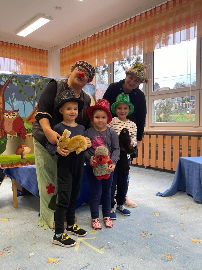 ''Zaťukáme na kolínka, raz, dva, tři. Chytneme se za ramínka raz, dva, tři. Dáme ruce nahoru a pozdravíme oblohu, pozdravíme oblohu. A dáme ruce nahoru a pozdravíme oblohu, pozdravíme oblohu, dva, tři.''