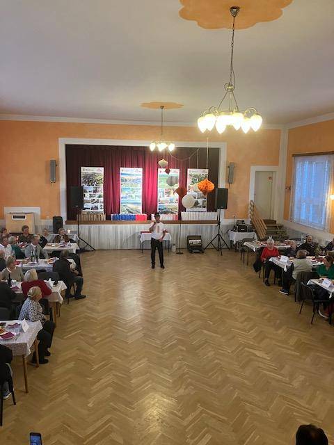 Spoločné posedenie seniorov: Mašková, Lehôtka, Ľuboreč a Lupoč spojené s kultúrnym programom sa konalo 04.10.2024 o 16.30 h v sále KD v Lupoči.   O dobrú zábavu sa postaral slovenský zabávač Štefan Hruštinec.