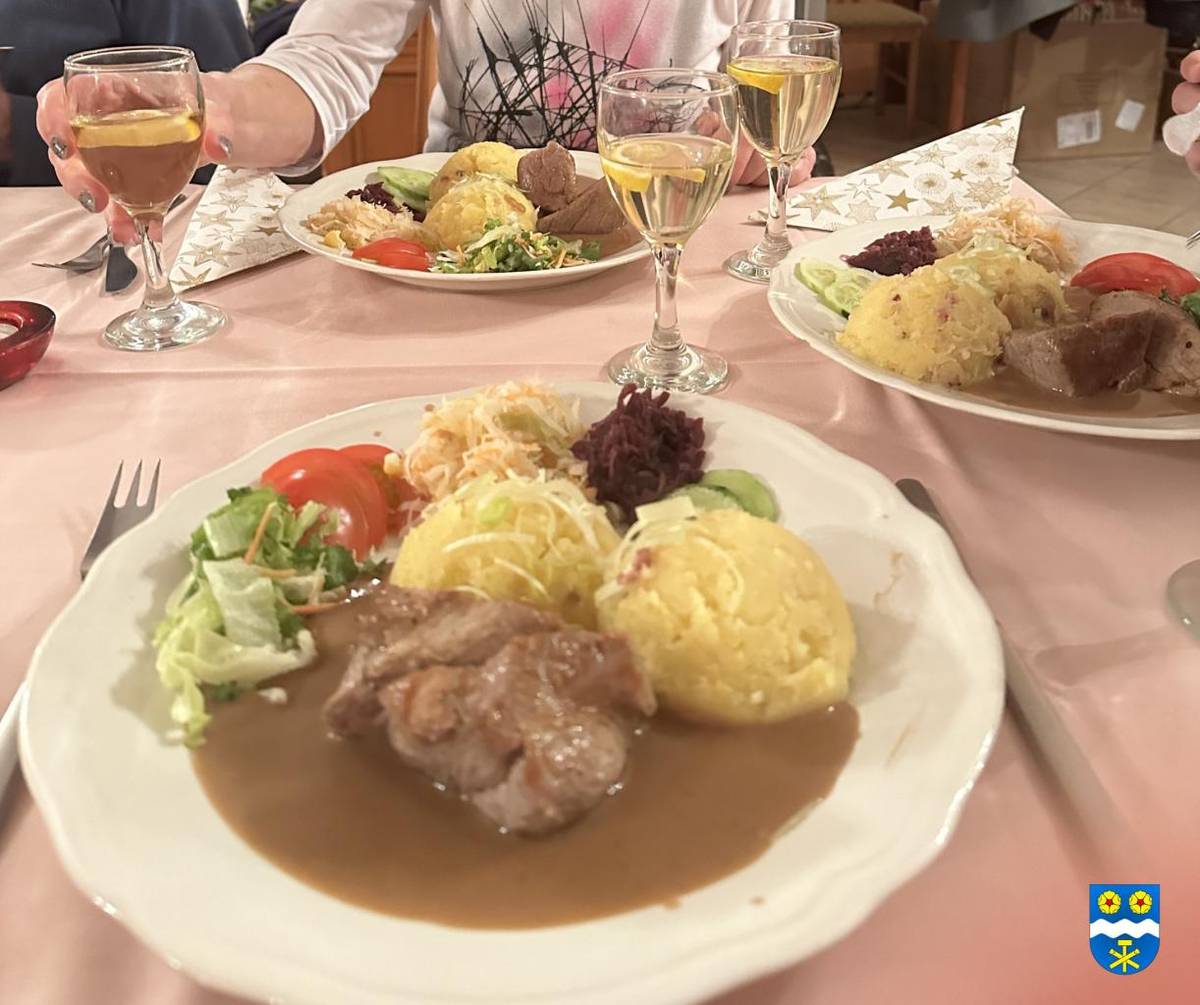 Páteční podvečer se nesl v duchu setkání podnikatelů z naší obce. Na úvod starostka obce přivítala všechny přítomné a krátce shrnula nejdůležitější události a investiční akce. Poté všichni společně usedli ke slavnostní večeři.