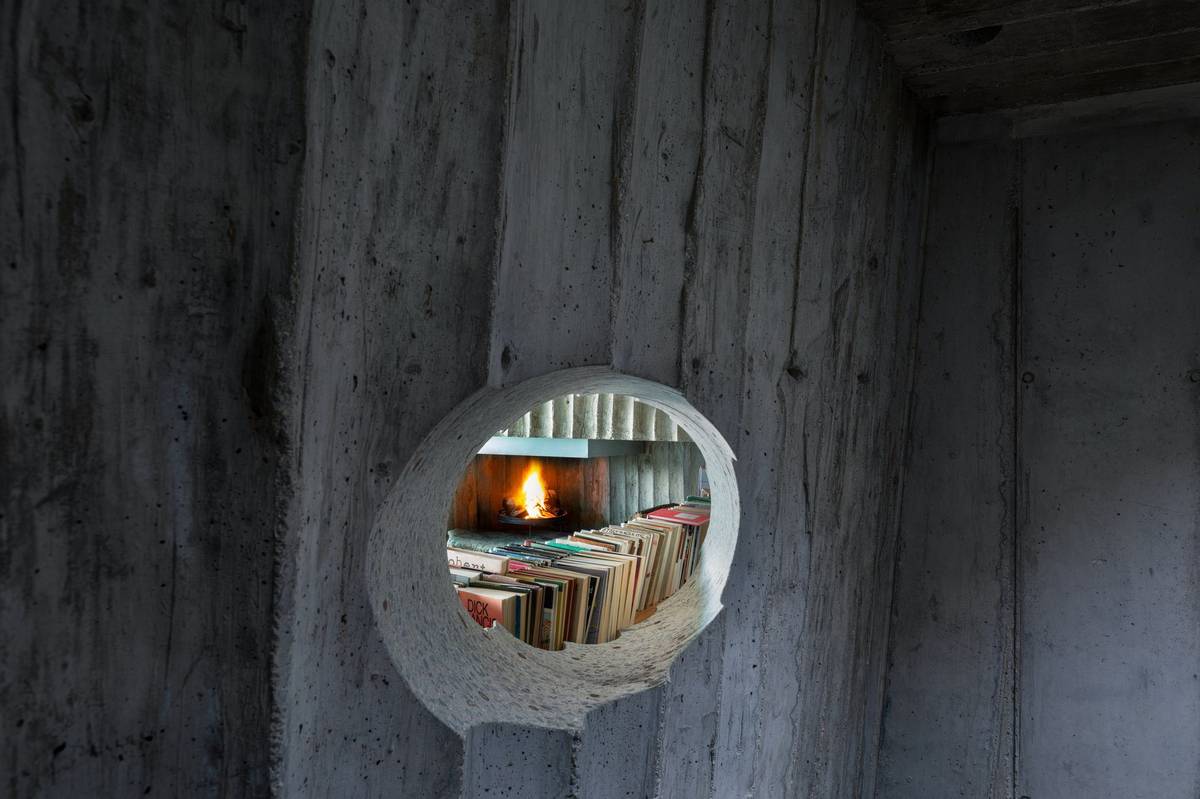 "Beton dává možnost přiblížit se alespoň zčásti kameni. Je to jeden z materiálů, který vždy zůstane věrný své původní podobě a přirozenosti. Vnímám to tak i u dřeva, přestože je jako materiál daleko pomíjivější. Nicméně je to průvodce životem člověka, stromy okolo sebe vnímáme už od dětství," vysvětlil před časem architekt.