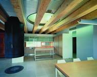 Uvnitř je na svou dobu velmi moderní, hraje si se světlem i tehdy netradičními materiály.