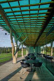 Na charakter místa a cit Jiřího Němce architekt navázal starými stavebními technologiemi, jako je povalový strop nebo kmeny stromů, které venku podepírají střechu.