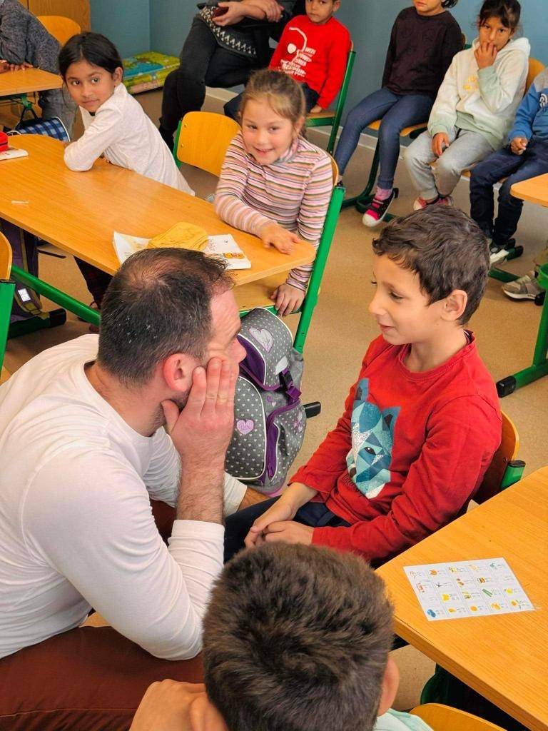 Dňa 15. novembra sa na našej škole uskutočnila beseda na tému environmentálna výchova so zameraním na triedenie odpadu. Besedy sa zúčastnili žiaci prvého stupňa, ktorí sa tak mali možnosť dozvedieť viac o dôležitosti ochrany životného prostredia a správnom nakladaní s odpadom.