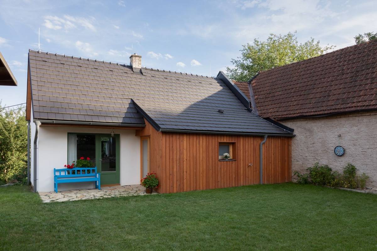 Vejminek v minulosti dostávali statkáři, co svůj majetek a starosti předali mladší generaci. Kromě menšího domu měli nárok také na stravu a doživotní péči. Dnes je většina těchto staveb v rukou nových majitelů, kteří domy mění na rodinné bydlení nebo chalupy. Týká se to i stavení ve Vidlaté Seči, kterému se za pomocí architekta podařilo vdechnout nový život.