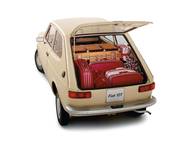 Třetí dveře dostala 127 až rok po premiéře, stejně jako sklopná zadní sedadla. Vnitřní prostor tak bylo možné využít naplno, vzniknout mohl prostor s délkou až 1,3 metru.