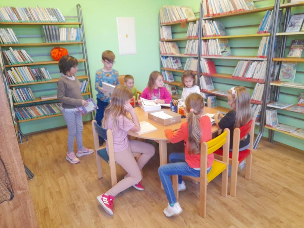 Po dohodě s paní vychovatelkou z družiny zahájila v říjnu knihovna spolupráci s dětmi z družiny ZŠ. Tím knihovna získala mezi dětmi 10 nových čtenářů. Každá návštěva má nějaké téma. V říjnu bylo téma Halloween a v listopadu svatý Martin. Dětem se v knihovně moc líbí. Těším se na další spolupráci.