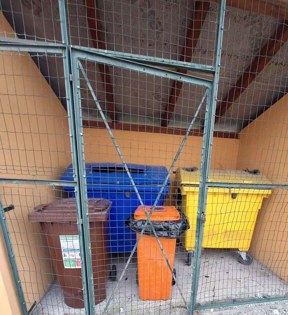 Oznamujeme občanom, že v našej obci pribudla hnedá nádoba na zber biologicky rozložiteľného kuchynského odpadu, ktorá sa nachádza v parku pri potravinách.