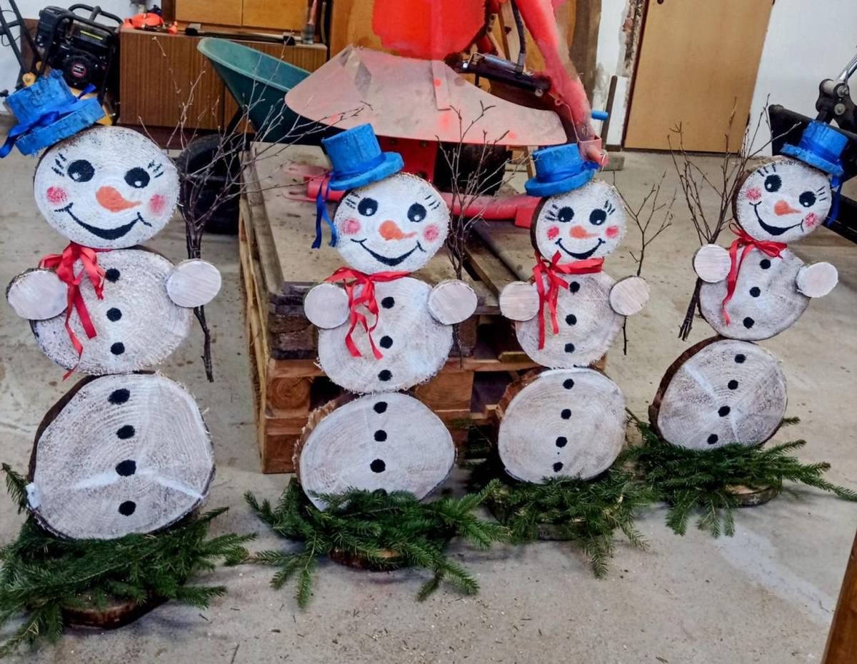 Paní Volhejnová vyrobila dřevěné sněhuláky, kteří budou zdobit naši obec