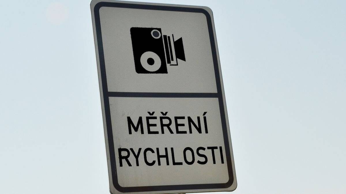 Ve čtvrtek 21. listopadu 2024 byly metrologickým institutem zkalibrovány rychloměry úsekového měření rychlosti v ulici Horské. Od této chvíle zařízení zaznamenává přestupky a poté, co bude dokončeno propojení na informační systémy úřadu, začnou být přestupky zpracovávány a úřad začně rozesílat výzvy k úhradě pokuty. Pokud tedy nechcete přicházet o peníze, dodržujte nejvyšší dovolenou rychlost.