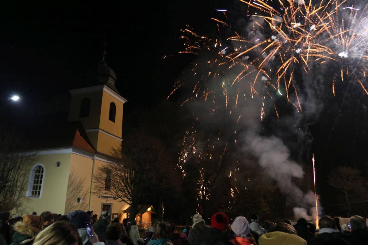 V sobotu 30.11.2024 od 16:30 se můžete těšit na Adventní koncert v kostele sv. Anny v Hřiměždicích. Vystoupí Eva Bendová Charvátová s doprovodem. Na návsi budete moci zakoupit teplé občerstvení a ochutnat dobroty místních hospodyněk. Po rozsvícení stromu bude následovat ohňostroj.