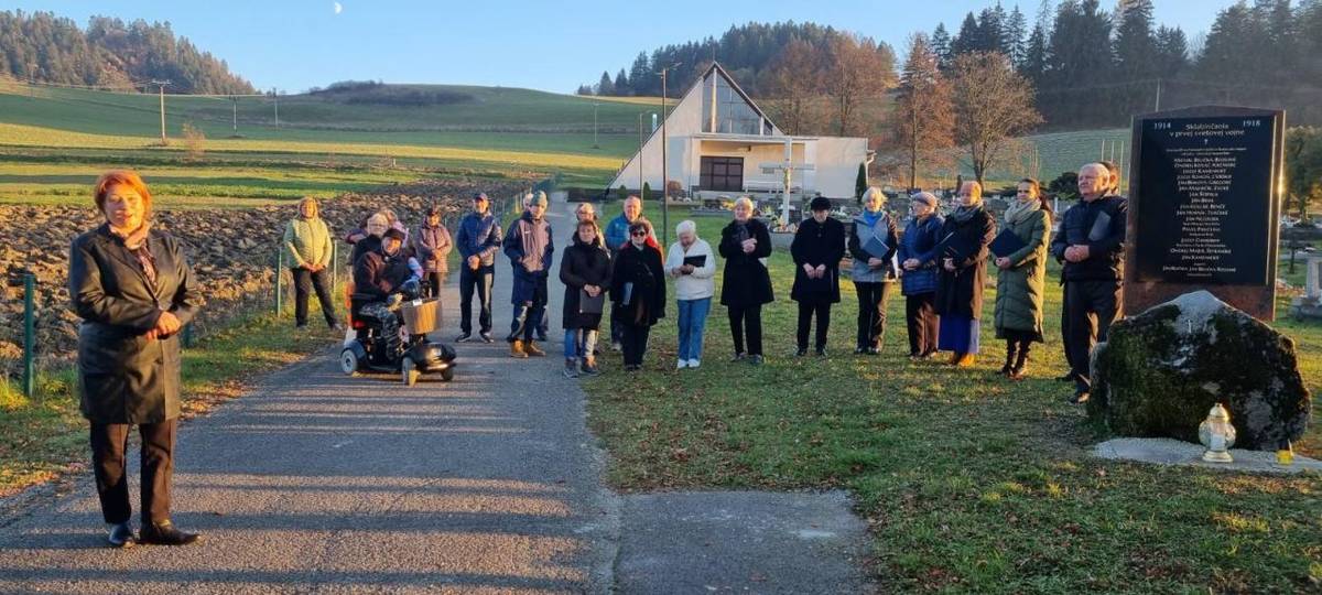 Fotografia zo slávnostného odhalenia pamätnej tabule obetiam 1. svetovej vojny, ktoré sa uskutočnilo 10.11.2024.