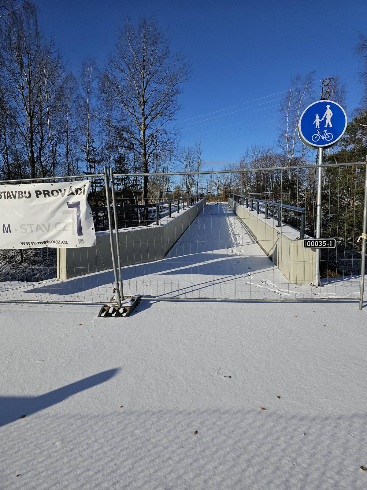 Vážení spoluobčané ohledně stavby lávky - cyklostezky vás informujeme, že stavebně je cyklostezka s lávkou dokončena, ale v současné době se vyřizují dokumenty, které jsou potřebné pro zahájení kolaudace. Bohužel termín kolaudace v současné době není ještě znám. Z tohoto důvodu jsou u lávky postaveny zábrany a vstup na lávku je pouze na vlastní nebezpečí.  Děkujeme, starosta obce Vystrkov
