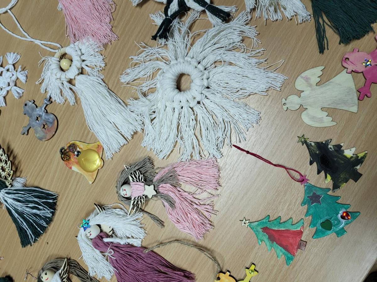 Adventní tvoření 23. 11.2024, výroba ozdob na obecní vánoční strom.