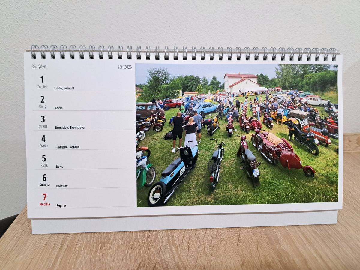 Spolek Přátel Historických Vozidel Šimanov si pro vás i letos připravil stolní kalendáře pro rok 2025 s fotkami z letošních srazů v Šimanově. Je to krásný dárek pro milovníky historických vozidel. Cena kalendáře je 300,- V případě zájmu volejte tel. číslo 602844289