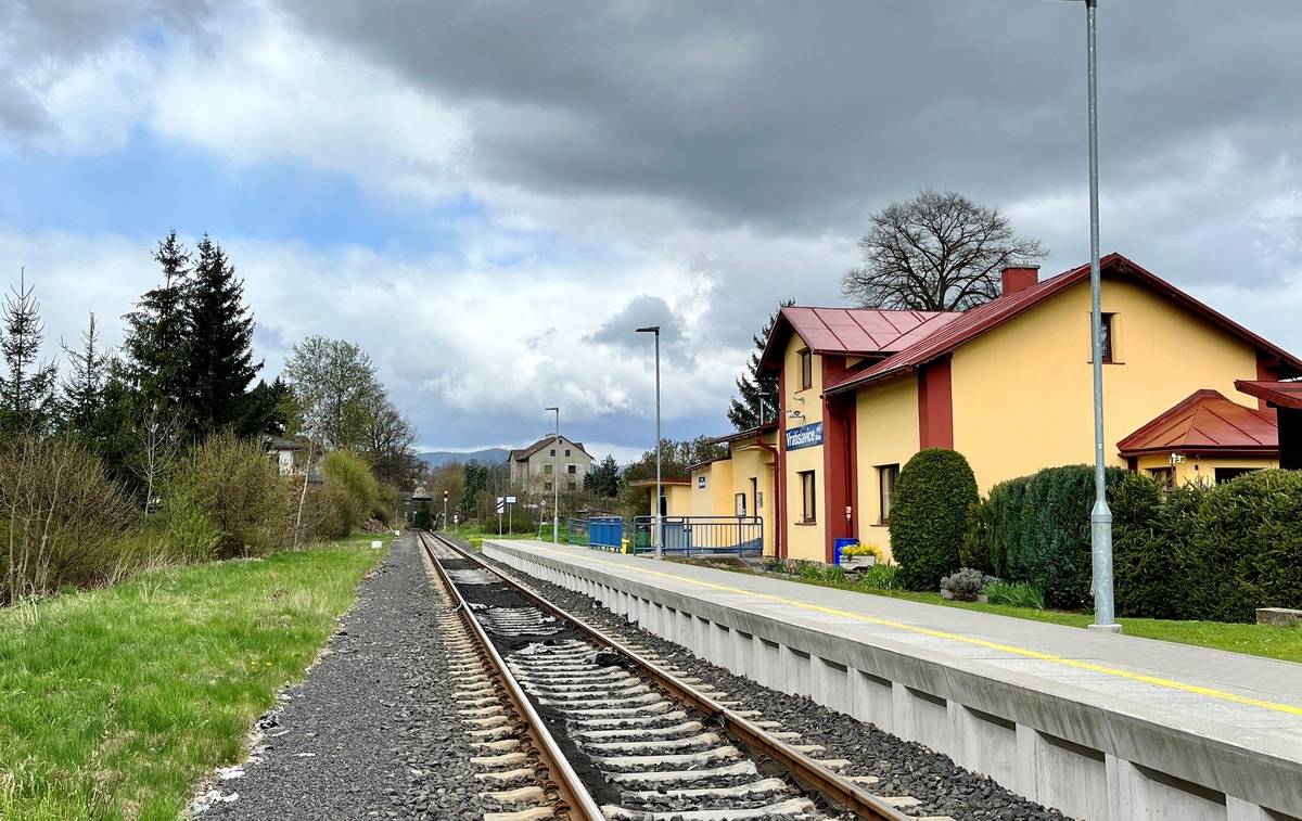 Provozovatel dráhy Správa železnic, s. o. informuje o denních výlukách na železniční trati číslo 036 Liberec - Harrachov - Szklarska Poręba Górna, které budou probíhat v úseku Liberec - Jablonec nad Nisou - Smržovka ve dnech 2., 3., 4., 5. a 6. prosince 2024 vždy od 8:00 do 14:00 hodin. Účelem výluk je kácení porostu ve vyloučených úsecích. Po dobu výluk budou vlaky nahrazeny náhradní autobusovou dopravou ve vyloučených úsecích v časech dle výlukového jízdního řádu. Vaše Vratislavice