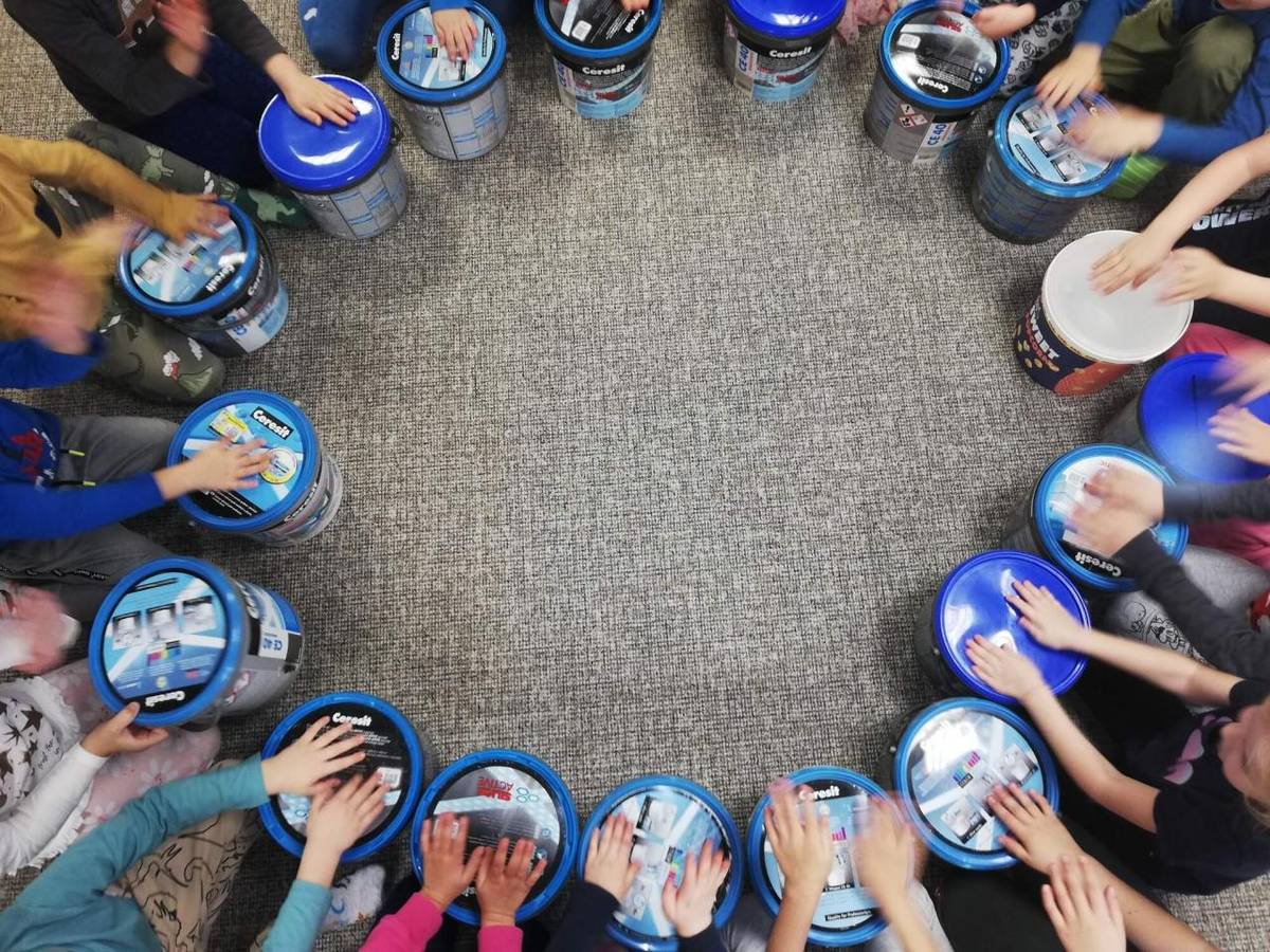 Děti z mateřské školy daly hlasitým bubnováním jasně najevo, že násilí do výchovy a do života dětí nepatří.