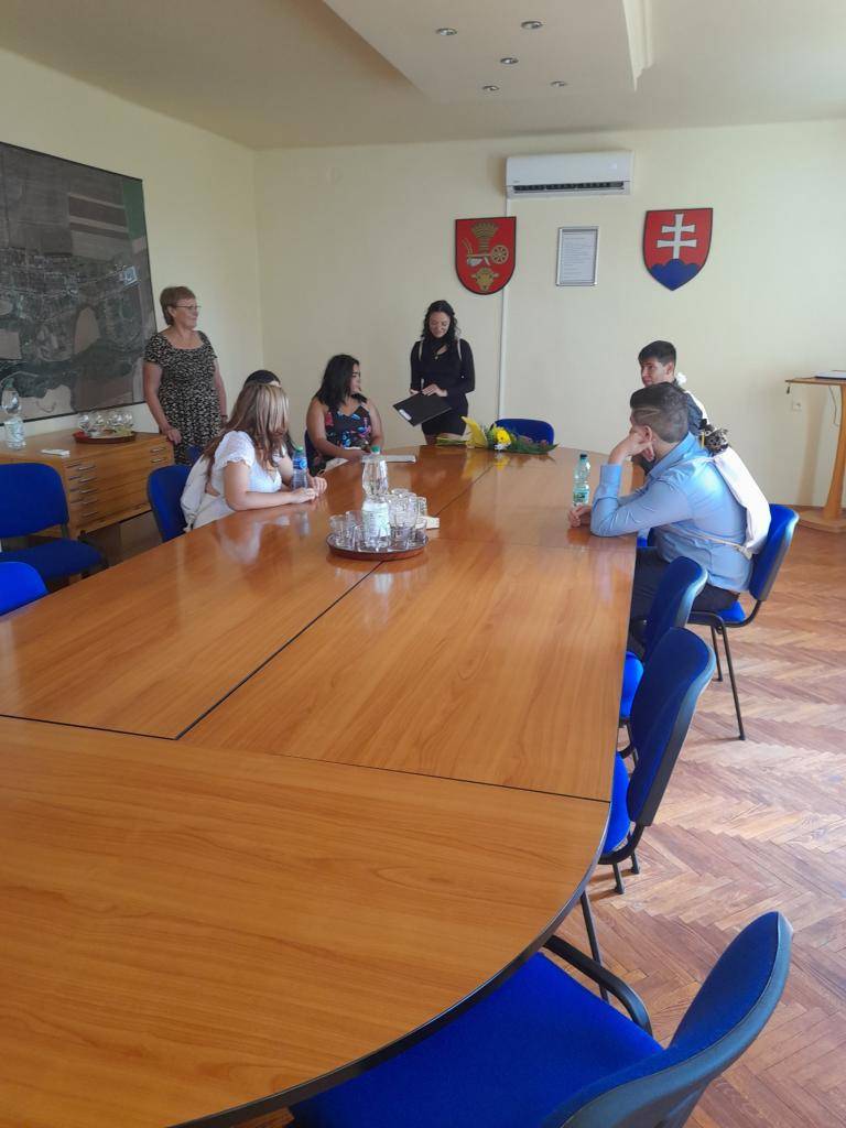 Koncom júna sa prišli deti zo škôlky a deviataci zo školy pri príležitosti ich rozlúčky so škôlkou a školou rozlúčiť aj na Obecný úrad.