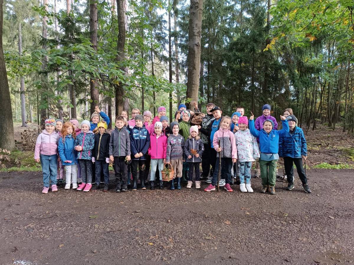 Podzim byl jako dělaný na sběr přírodnin. Proto jsme společně vyrazili do lesa. Dětem se to velice líbilo. Podařilo se nám nasbírat spoustu krásných listů a plodů.  A v neposlední řadě... Mnoho výtečných hub.