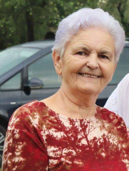 Smútiace rodiny Sýkorová, Ondrejovičová a rodina Stanová-Allen s hlbokým žiaľom oznamujú občanom, že dňa 02.04.2024 v skorých ranných hodinách v nemocnici v Lučenci zomrela ich manželka, matka, krstná matka, príbuzná a naša občianka p. Lenka Sýkorová vo veku 76 rokov.