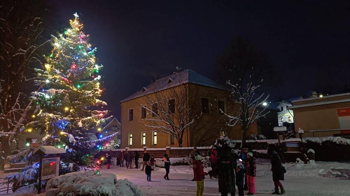 Zastupitelstvo obce Otročiněves zve všechny občany na rozsvícení vánočního stromku na návsi, které proběhne v neděli 1. prosince v 17 hodin. Přijďte si za zvuku koled navzájem popřát a připít si svařeným vínem nebo čajem.