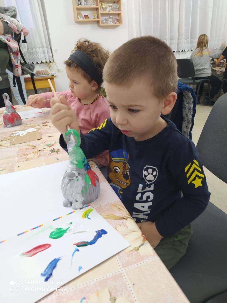 V pátek 22. listopadu jsme na obecním úřadě uspořádali tvořivou dílnu. Přišly děti, maminky i babičky a společně jsme strávili krásné odpoledne plné kreativity a zábavy.   Každý si odnesl nejen vlastnoručně vyrobené dekorace, ale také spoustu úsměvů a dobré nálady.