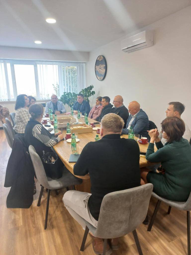 Včera, 25. 11. 2024, sa na pôde obecného úradu realizovalo pracovné stretnutie k téme nelegálnych stavieb v obci Jarovnice.