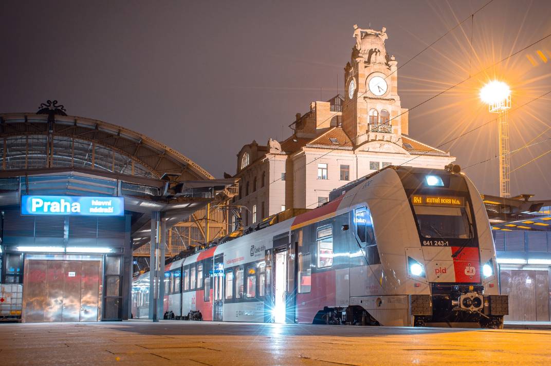 K celostátnímu termínu změn jízdních řádů 15. prosince 2024 dochází k výraznějším změnám vlakových linek PID v Praze i ve Středočeském kraji. Nejvýraznější změnou projdou vlakové linky na tratích Praha – Český Brod – Kolín a Praha – Lysá nad Labem – Milovice / Nymburk. Na několik linek vyrazí nové bezbariérové elektrické vlaky. 🚆 Na trase Praha – Kolín – Kutná Hora dochází k celkové změně konceptu dopravy. Zastávková linka S1 bude ve špičkách pracovních dnů zkrácena do trasy Praha – Poříčany a místo ní bude v úseku Poříčany – Kolín zastavovat posílená spěšná linka R41 Praha – Kutná Hora, která bude nově provozována v intervalu 30 minut ve špičkách pracovních dní (v úseku Kolín – Kutná Hora v intervalu 60 minut) a budou na ni nasazeny nové elektrické jednotky RegioPanter s kapacitou 230 míst k sezení. Mezi Kutnou Horou a Kolínem bude celotýdenně posílena linka S20 zajíždějící jako linka S28 až do Kutné Hory město s návazností na rychlíky R18 na Prahu. Trať 011 Praha – Poříčany – Kolín ·         Nasazení nových elektrických jednotek řady 640.2 „RegioPanter“ na linku R41 (vybrané spoje i na lince S1). ·         Změna konceptu spěšných vlaků linky R41 Praha – Kolín (– Kutná Hora), které budou v pracovních dnech v období přepravních špiček provozovány v intervalu 30 minut. ·         U spěšných vlaků linky R41 dochází ke změně zastavovací politiky, kdy v úseku Praha – Poříčany pojedou jako zrychlené a v úseku Poříčany – Kolín budou zastavovat (až na několik výjimek projíždění zastávek Nová Ves u Kolína a Tatce u spojů ve směru do Prahy) ve všech stanicích a zastávkách, kde nahradí linku S1. ·         V dopoledních a večerních sedlech pracovních dní a o víkendech, kdy linka R41 není v provozu, budou vlaky linky S1 i nadále vedeny v celé trase Praha – Kolín. Se změnou konceptu provozu na této trati souvisí úprava časových poloh spojů linek R41 a S1 – vlaky těchto linek se budou potkávat okolo 00. a 30. minuty v železniční stanici Poříčany, kde budou spoje těchto linek na sebe navazovat. ·         Z technologických důvodů bude linka S7 zkrácena do trasy Praha hl. n. – Beroun a ve špičkách pracovních dní už nebude jezdit jako přímá z Českého Brodu; mezi Českým Brodem a Prahou linku S7 nahradí posílená linka S1 a všechny její spoje budou trasovány na Masarykovo nádraží.