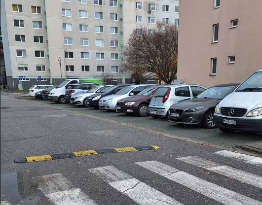 Od 3. decembra 2024 bude prebiehať rekonštrukcia parkoviska na ulici Janka Kráľa, v úseku medzi ulicami Ružová a križovatkou Hlavná/J. Kráľa, medzi bytovými domami.