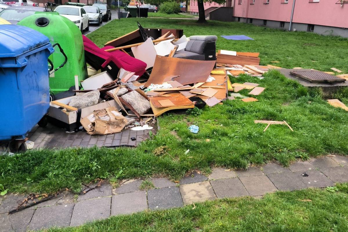 V souvislosti s opakujícími se problémy s nepořádkem a černými skládkami v okolí kontejnerů obrací se vedení obvodu Ostrava-Jih na své obyvatele s výzvou ke spolupráci. „Obvod Ostrava-Jih, stejně jako město Ostrava, investuje do pravidelného úklidu veřejných prostranství a zajištění dostatečného počtu kontejnerů na tříděný i směsný odpad nemalé prostředky. Přesto se stále setkáváme s případy, kdy odpad končí tam, kde nemá a bohužel neukázněné chování jednotlivců má pak dopad na všechny obyvatele obvodu,“ říká místostarosta obvodu Otakar Šimík s tím, že nejčastěji jde právě o vybírání kontejnerů a následné zanechání roztroušeného odpadu a dále o nepovolené odkládání objemného odpadu (například nábytku, domácích spotřebičů) vedle popelnic. „Pokud si kdokoliv a v jakoukoliv denní i noční dobu nevhodného chování všimne, měl by to obratem ohlásit na linku 156. Někdy se může stát, že strážníci mohou v daný okamžik zasahovat na vzdálenějším místě u aktuálnější události, ale stejně tak se hlídka může pohybovat nedaleko a viníky přistihnout při činu. Je pak mnohem snazší jejich jednání zabránit, případně je donutit nepořádek po sobě uklidit,“ dodává místostarosta Šimík s tím, že naopak, pokud se strážníci či pracovníci obvodu o činu doví až s odstupem, pravděpodobnost, že dojde k nápravě a potrestání je velmi malá - více zde: https://ovajih.ostrava.cz/cs/o-jihu/aktualne/neporadek-v-ulicich-ostrava-jih-vyzyva-obyvatele-obvodu-k-aktivnejsi-spolupraci