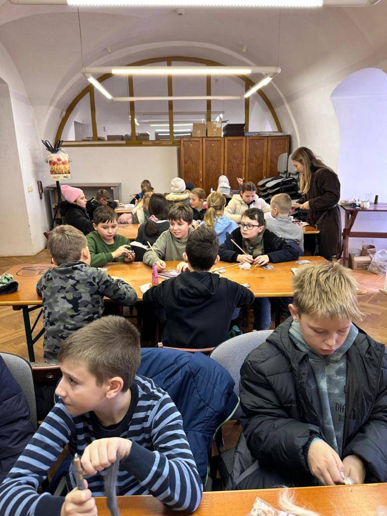 Žáci 4. a 5. ročníku se v pátek 22.11. zúčastnili výstavy v Chodském hradu "Ozdoby dávné doby".