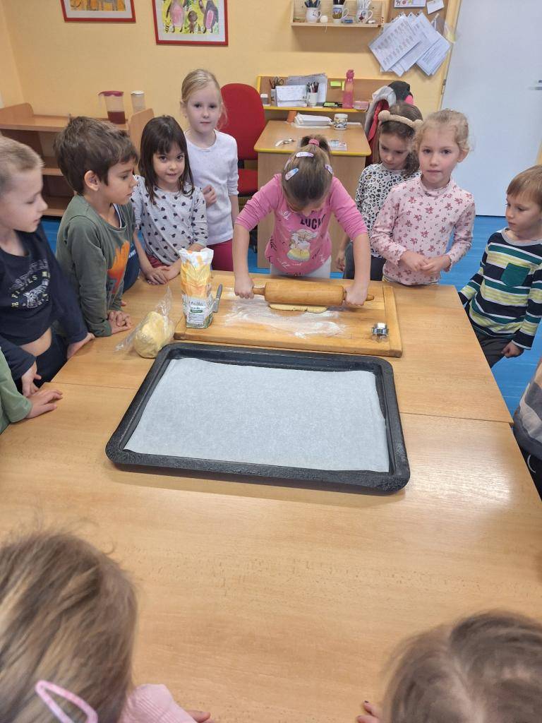 Berušky se pustily do pečení vánočního cukroví.