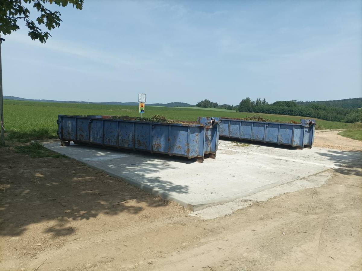 Stání pod kontejnery na bioodpad u fotbalového hřiště.