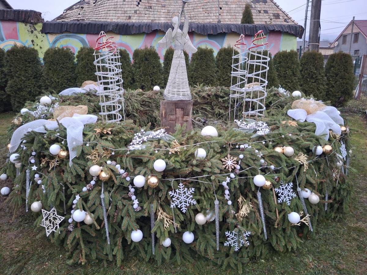 Advent nie je len obdobím predvianočného zhonu, pečenia medovníkov a nakupovania darčekov. Je to predovšetkým čas duchovnej prípravy, ktorý trvá štyri týždne. Pre veriacich predstavuje advent pripomienku očakávania príchodu Krista. Počas tohto obdobia sa veriaci zhromažďujú v katolíckych, evanjelických a iných kresťanských chrámoch, kde sa venujú modlitbám a zamysleniu. Neodmysliteľným symbolom adventu je adventný veniec so štyrmi sviečkami, ktoré symbolizujú štyri nedele pred Štedrým dňom. Každú nedeľu sa postupne zapaľuje jedna sviečka. Veniec, ako symbol víťazstva a kráľovskej dôstojnosti, nesie hlboký význam. V Biblii je veniec spájaný s úctou, radosťou a víťazstvom, čo podčiarkuje posolstvo adventného obdobia – očakávanie príchodu Krista ako kráľa a osloboditeľa.   Aj tento rok bude v našej obci adventný veniec. Počas adventných nedieľ sa na ňom postupne rozsvietia štyri sviečky. Tie budú počas vianočných sviatkov pripomínať hodnoty pokoja, viery, nádeje a lásky, ktoré sú neodmysliteľnou súčasťou tohto obdobia.   Prajeme všetkým pokojné a požehnané prežitie adventného času.   obec Rudlov