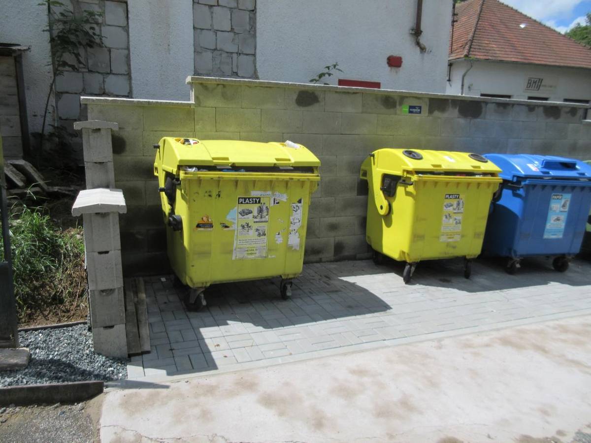 Stání pod kontejnery u hasičské zbrojnice 2021.