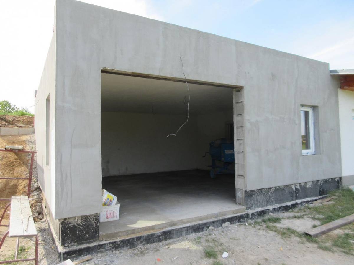 Přístavba kabin na fotbalovém hřišti + nové střídačky - rok 2021.