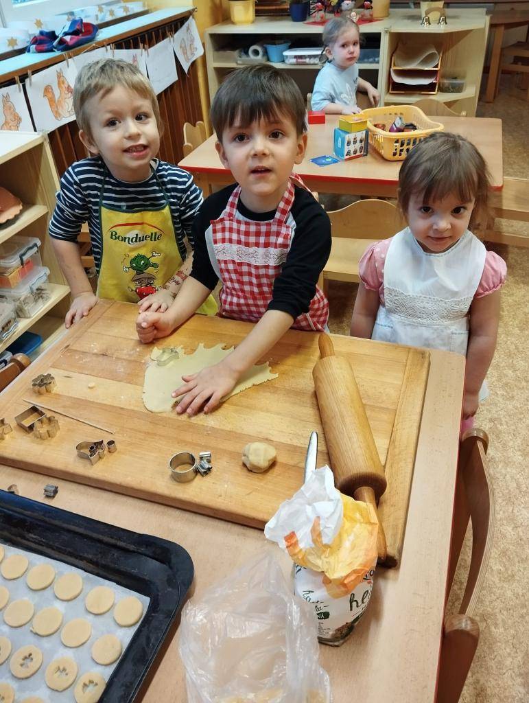 Vánoční přípravy se vším všudy. Adventní jarmark, příprava pásma písniček a básniček na vánoční besídku, zdobení lucerniček a tradičně i pečení lineckého cukroví.